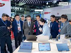 揽获CES2026多项大奖！ThinkPad Rollable卷轴屏AI PC首秀AWE2026