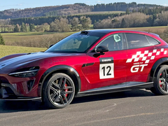 小米 YU7 GT 纽北赛道测试图再曝：预估 1526 马力，配空气悬架碳陶刹车