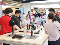 京东MALL大疆 Pocket 4P热销，有家长跑7次门店锁定毕业礼