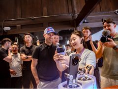 从赛道极限到AI探索，张雪机车车手德比斯体验荣耀Robot Phone
