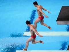 东京奥运会跳水男子组继张家齐后再夺金，峰米激光电视助威更过瘾