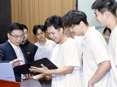 华为终端BG董事长余承东重返母校清华 开讲鸿蒙校园公开课
